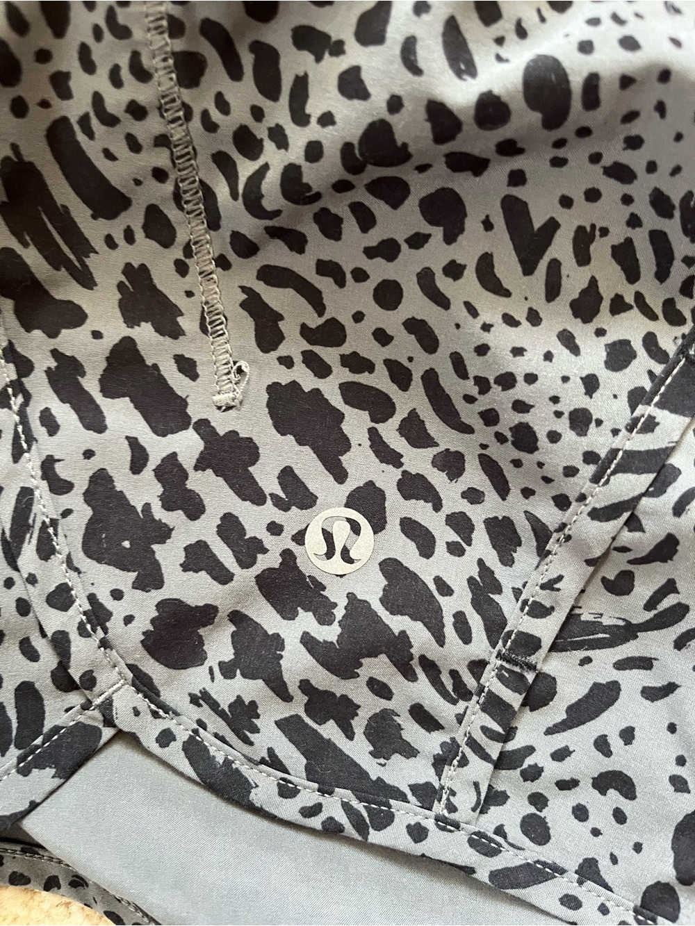 lululemon Speed-Up Coral Waistband Gray Animal-Print Athletic Shorts 2.5 inseam - Picture 5 of 5